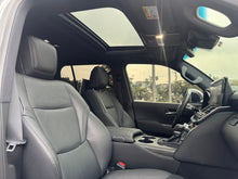 Cargar imagen en el visor de la galería, Toyota Land cruiser 300 ZX Modelo 2023
