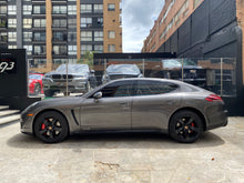 Cargar imagen en el visor de la galería, Porsche Panamera GTS Modelo 2015
