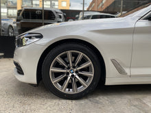 Cargar imagen en el visor de la galería, BMW 520I Modelo 2019
