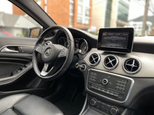 Cargar imagen en el visor de la galería, Mercedes-Benz GLA 200 Modelo 2016
