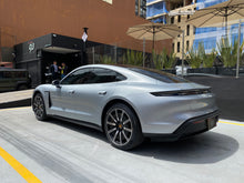 Cargar imagen en el visor de la galería, Porsche Taycan Modelo 2022
