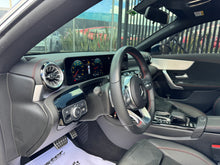 Cargar imagen en el visor de la galería, Mercedes-Benz CLA 180 Modelo 2022
