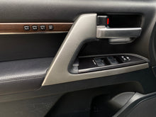 Cargar imagen en el visor de la galería, Toyota Land Cruiser 200 VX Blindada Modelo 2020
