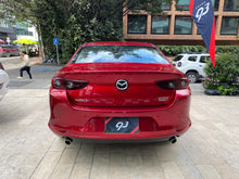 Cargar imagen en el visor de la galería, Mazda 3 Touring Híbrido Modelo 2025
