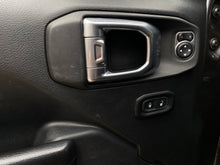 Cargar imagen en el visor de la galería, Jeep Wrangler Unlimited Modelo 2021
