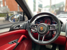 Cargar imagen en el visor de la galería, Porsche Cayenne GTS Modelo 2016
