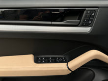 Cargar imagen en el visor de la galería, Porsche Cayenne Premium Package Plus Modelo 2024
