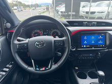 Cargar imagen en el visor de la galería, Toyota Hilux GR Modelo 2023
