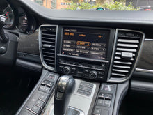 Cargar imagen en el visor de la galería, Porsche Panamera GTS Modelo 2015
