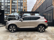 Cargar imagen en el visor de la galería, Volvo XC40 B4 Híbrido Modelo 2023
