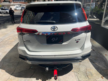 Cargar imagen en el visor de la galería, Toyota Fortuner Modelo 2017
