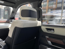 Cargar imagen en el visor de la galería, Toyota Sequoia Capstone Hibrida Modelo 2025
