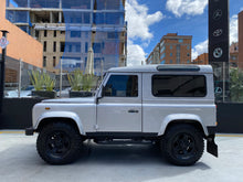 Cargar imagen en el visor de la galería, Land Rover Defender Ninety Modelo 2006
