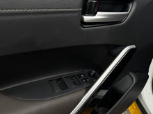 Cargar imagen en el visor de la galería, Toyota Corolla Cross Híbrida SEG Modelo 2026
