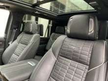 Cargar imagen en el visor de la galería, Cadillac Escalade 600D Modelo 2024
