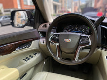 Cargar imagen en el visor de la galería, Cadillac Escalade Modelo 2015
