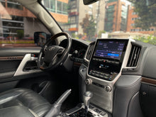 Cargar imagen en el visor de la galería, Toyota Land Cruiser 200 VX Blindada Modelo 2020

