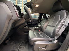 Cargar imagen en el visor de la galería, Volvo XC40 B4 Híbrido Modelo 2023
