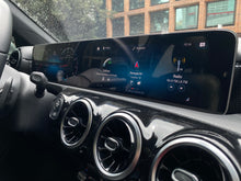 Cargar imagen en el visor de la galería, Mercedes-Benz A200 HatchBack Modelo 2019
