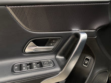 Cargar imagen en el visor de la galería, Mercedes-Benz A200 Sedan Modelo 2020
