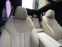 Cargar imagen en el visor de la galería, BMW X5 xDrive45E Blindada Modelo 2022
