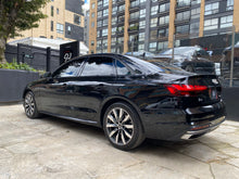 Cargar imagen en el visor de la galería, Audi A4 40 TFSI Hibrido Unique Edition Modelo 2023
