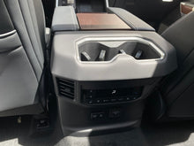 Cargar imagen en el visor de la galería, Toyota Sequoia Capstone Hibrida Modelo 2025
