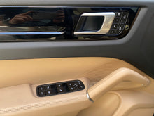 Cargar imagen en el visor de la galería, Porsche Cayenne Coupe Modelo 2022
