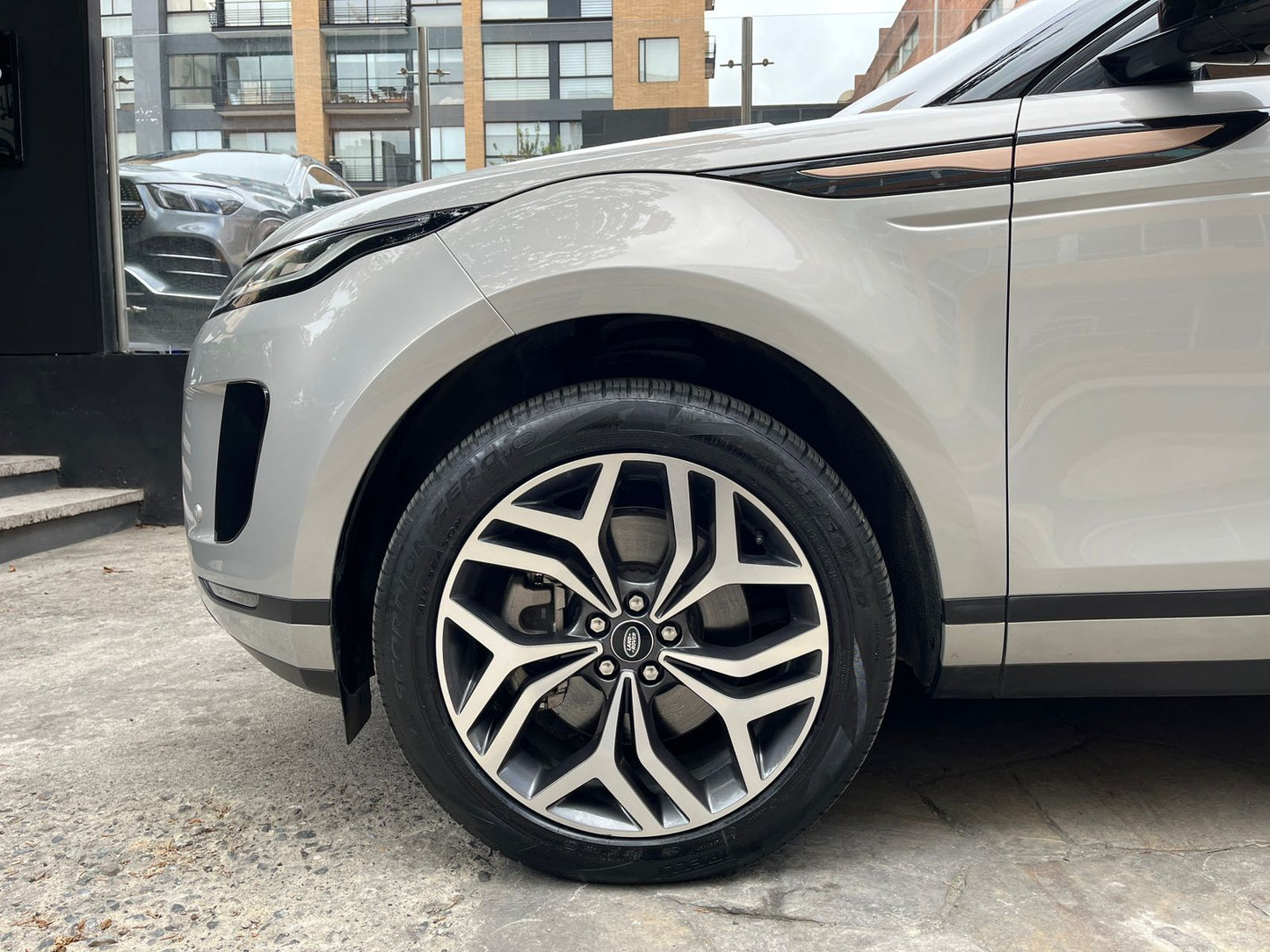 Land Rover Range Rover Evoque R-Dynamic Bronze Modelo 2023