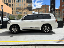 Cargar imagen en el visor de la galería, Toyota Land Cruiser 200 Executive Lounge Blindada Modelo 2019
