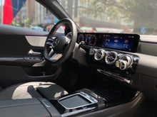 Cargar imagen en el visor de la galería, Mercedes-Benz CLA 200 Modelo 2024
