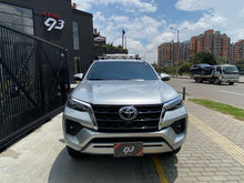 Cargar imagen en el visor de la galería, Toyota Fortuner SRV Modelo 2022
