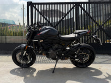 Cargar imagen en el visor de la galería, Ducati Monster Plus Modelo 2022 - Autos 93
