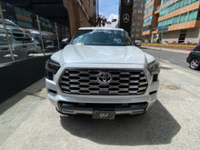 Cargar imagen en el visor de la galería, Toyota Sequoia Capstone Hibrida Modelo 2025
