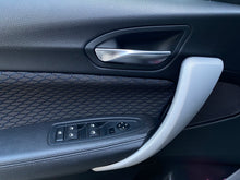 Cargar imagen en el visor de la galería, BMW 120I Paquete M Modelo 2017
