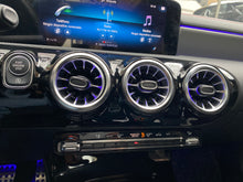 Cargar imagen en el visor de la galería, Mercedes-Benz CLA 200 Modelo 2023
