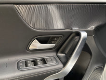Cargar imagen en el visor de la galería, Mercedes-Benz A200 HatchBack Modelo 2019
