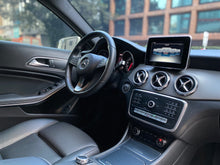 Cargar imagen en el visor de la galería, Mercedes-Benz GLA 200 Modelo 2018
