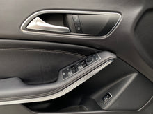 Cargar imagen en el visor de la galería, Mercedes-Benz CLA 180 Modelo 2019
