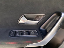 Cargar imagen en el visor de la galería, Mercedes-Benz A 200 HatchBack Modelo 2022
