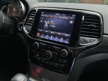 Cargar imagen en el visor de la galería, Jeep Grand Cherokee Laredo Modelo 2019
