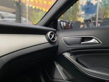 Cargar imagen en el visor de la galería, Mercedes-Benz GLA 200 Modelo 2017
