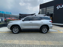 Cargar imagen en el visor de la galería, Toyota Fortuner SRV Modelo 2022
