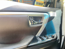 Cargar imagen en el visor de la galería, Toyota Fortuner Modelo 2017
