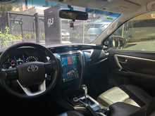 Cargar imagen en el visor de la galería, Toyota Fortuner Modelo 2017
