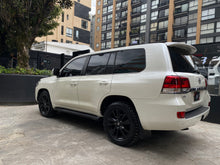 Cargar imagen en el visor de la galería, Toyota Land Cruiser 200 VX Blindada Modelo 2020

