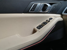 Cargar imagen en el visor de la galería, BMW X5 xDrive45E Blindada Modelo 2020
