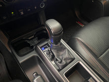 Cargar imagen en el visor de la galería, Toyota Tacoma TRD Pro Modelo 2020
