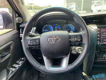 Cargar imagen en el visor de la galería, Toyota Fortuner SRV Modelo 2022
