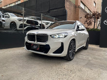 Cargar imagen en el visor de la galería, BMW IX1 xDrive30 Modelo 2025
